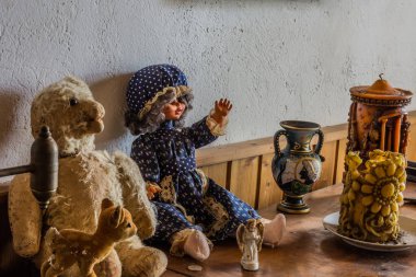 Ormandaki eski bir evin dolabında mumlar ve vazolar.