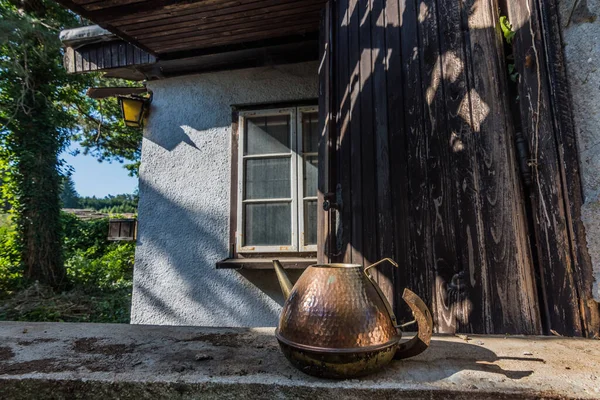 Terasta Bakır Çaydanlık Terk Edilmiş Eski Bir Evde — Stok fotoğraf