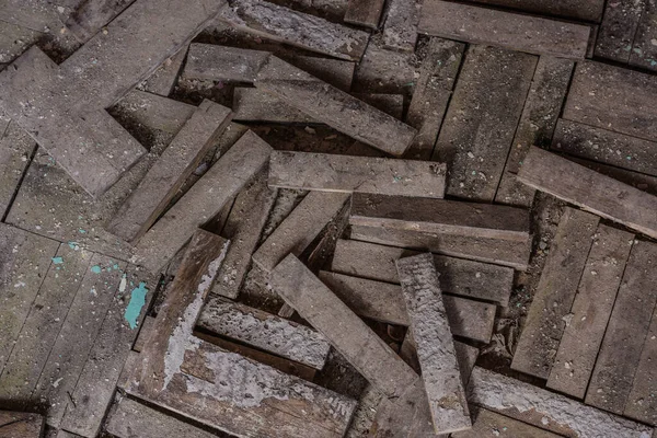 国内の放棄された家の中の崩壊した寄木細工の床 — ストック写真