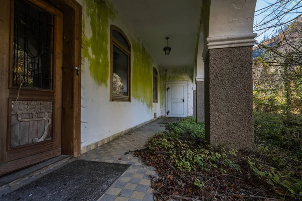 Entrada Uma Grande Casa Abandonada País — Fotografia de Stock