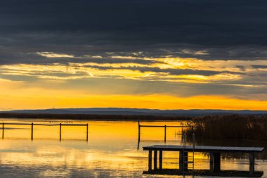 Rıhtımda ve dağlarda güzel renkler, kışın günbatımında