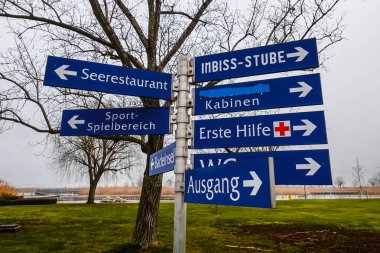 Sahilde kışın bir gölden tabelalar ve işaretler