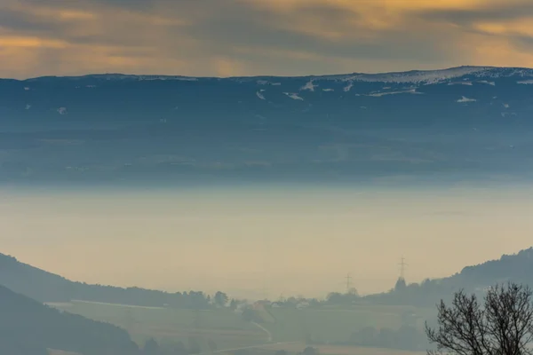 Dichter Nebel Und Häuser Mit Einem Hohen Berg Hintergrund — Stockfoto