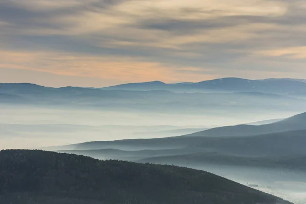 Hustá Přízemní Mlha Různé Odstíny Hor Krajině — Stock fotografie