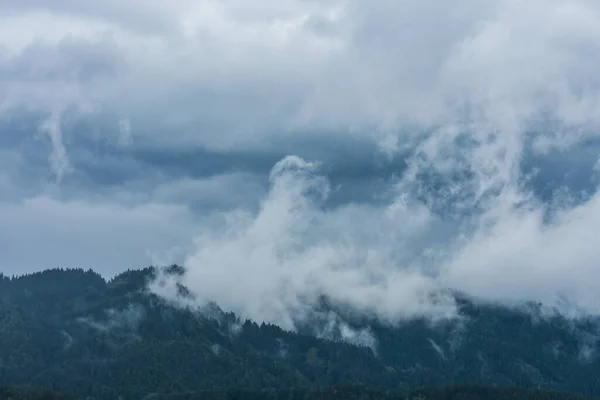 Paisagem Com Chuva Nuvens Crescentes Nevoeiro Verão — Fotografia de Stock