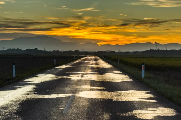 Nasse Straße Nach Regen Und Berge Bei Sonnenuntergang Sommer — Stockfoto