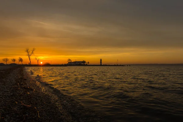 Embarcadero Con Faro Olas Lago Mientras Pone Sol Primavera —  Fotos de Stock