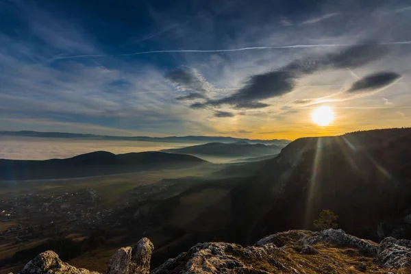 Zonsondergang Met Stralen Mist Het Landschap Tijdens Het Wandelen — Stockfoto