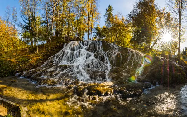 Großer Wasserfall Und Colorfu Herbst Wald Panorama Blick — Stockfoto