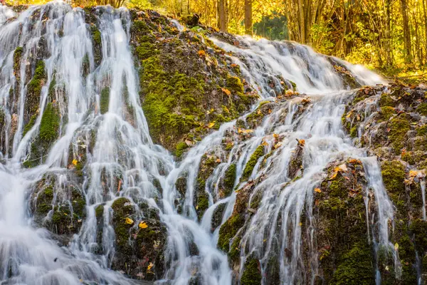 Большой Водопад Много Путей Воды Зеленым Мхом Листьями Осенью — стоковое фото