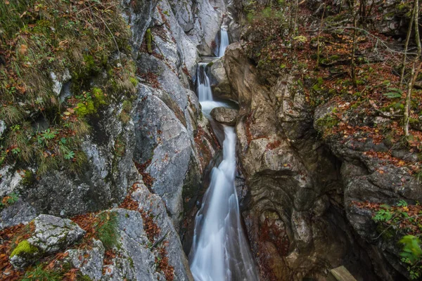 Kleiner Schöner Wasserfall Zwischen Felsen Den Bergen Der Natur — Stockfoto