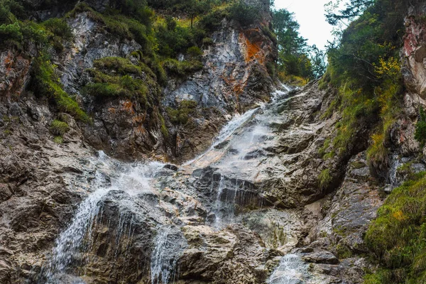 Steile Felsen Mit Feinem Wasserfall Und Grünen Pflanzen Den Bergen — Stockfoto