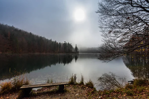 Beautiful Idyllic Mountain Lake Autumn Fog Sun While Hiking — Stock Photo, Image