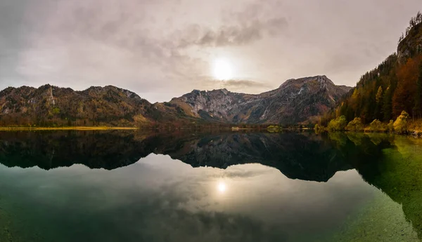 Sol Fraco Uma Paisagem Montanha Colorida Uma Vista Panorâmica Lago — Fotografia de Stock