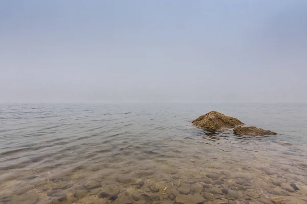 Claro Lago Montaña Con Densa Niebla Sin Orilla Horizonte Mientras —  Fotos de Stock