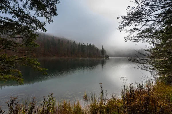 Idyllic Mountain Lake Autumn Dense Fog Vacation Austria — Stock Photo, Image