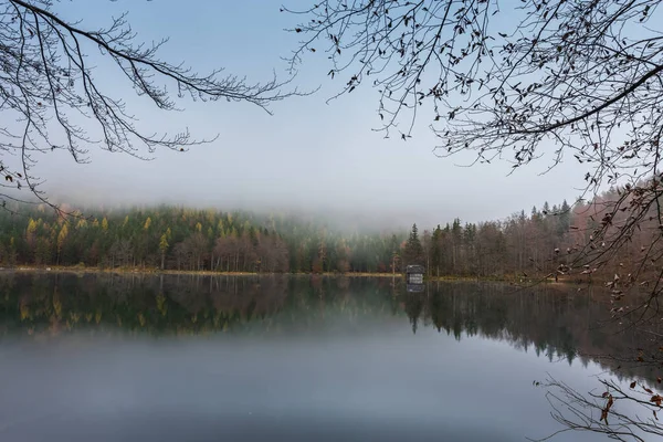 Маленькая Деревянная Хижина Горном Озере Отражением Красочного Леса Осенью — стоковое фото