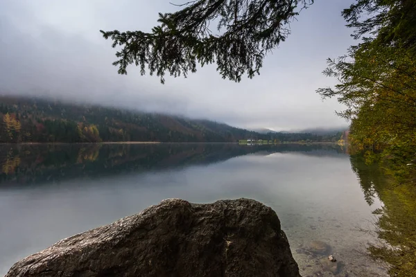 Rochas Grandes Costa Lago Montanha Com Nevoeiro Denso Outono — Fotografia de Stock