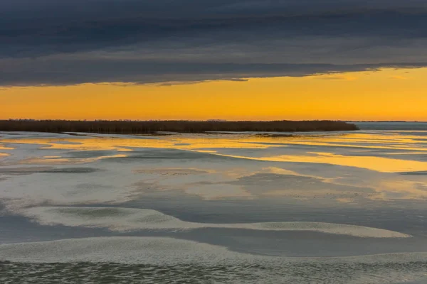 Frusen Sjö Med Vass Solnedgången Med Regnmoln Vintern — Stockfoto