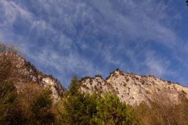 İlkbaharda yürüyüş yaparken kayalık dağlarla güzel bulutlar.