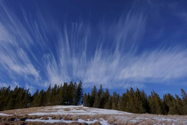 Nubes Finas Soplan Del Viento Las Montañas Mientras Caminan —  Fotos de Stock