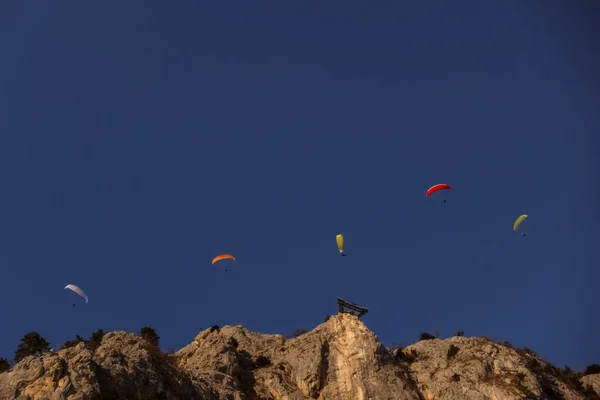 Πέντε Πολύχρωμα Αλεξίπτωτο Πλαγιάς Βαθύ Μπλε Ουρανό Στα Βουνά Ένα — Φωτογραφία Αρχείου