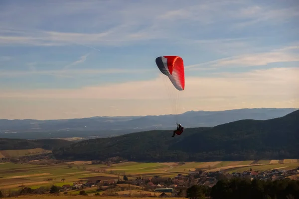 Enkele Kleurrijke Paraglider Drijft Een Brede Vallei Het Voorjaar — Stockfoto