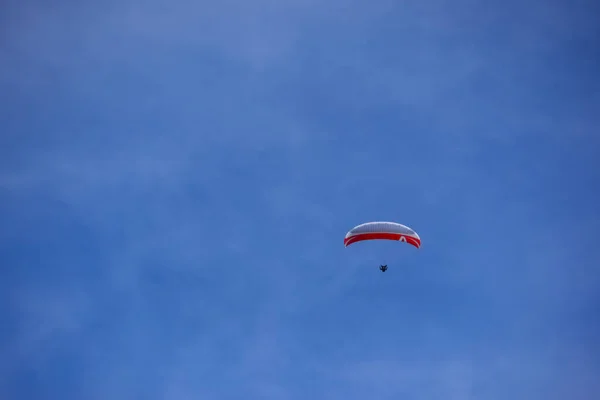 Ενιαίο Κόκκινο Λευκό Αλεξίπτωτο Πλαγιάς Μπλε Ουρανό Και Λεπτά Σύννεφα — Φωτογραφία Αρχείου