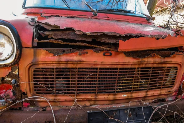 Alte Ford Pickup Frontansicht Mit Viel Rost Der Natur — Stockfoto
