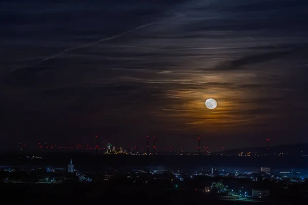 Lune Brillante Sur Ciel Avec Des Nuages Ville Illuminée Dans — Photo