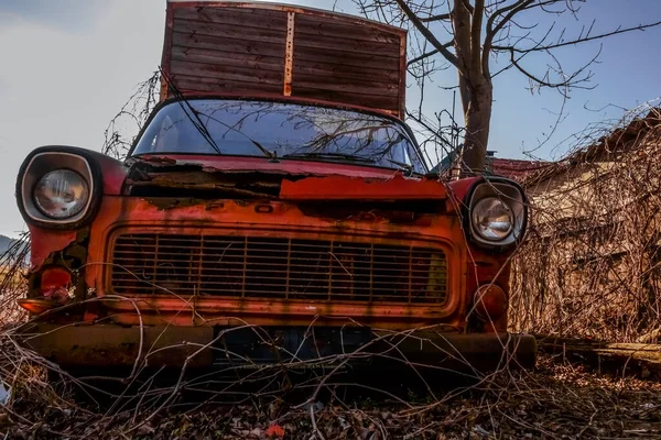 Alter Rostiger Ford Pickup Neben Einem Haus — Stockfoto