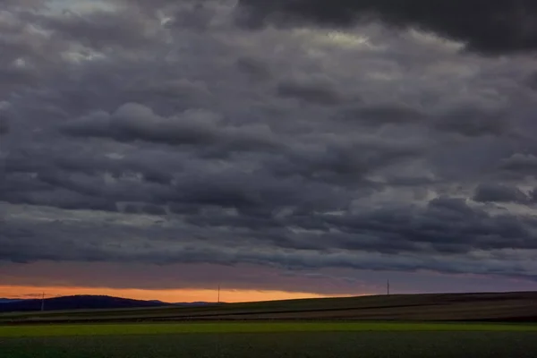 Densas Nubes Lluvia Oscura Durante Atardecer Con Campos Colinas — Foto de Stock