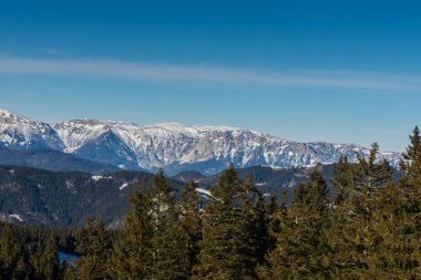 İlkbaharda yürürken kar ve mavi gökyüzü olan yüksek dağlar