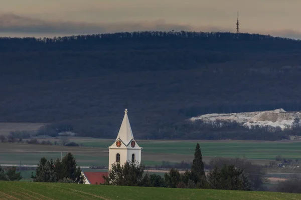 Igreja Branca Uma Paisagem Natureza Com Uma Montanha Com Floresta — Fotografia de Stock