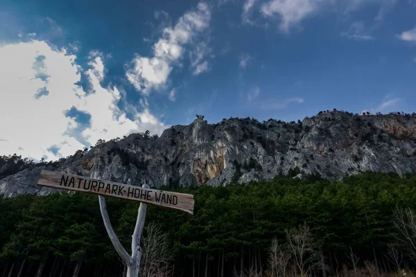 Holzschild Naturpark Und Felsige Berge Hintergrund Beim Wandern — Stockfoto