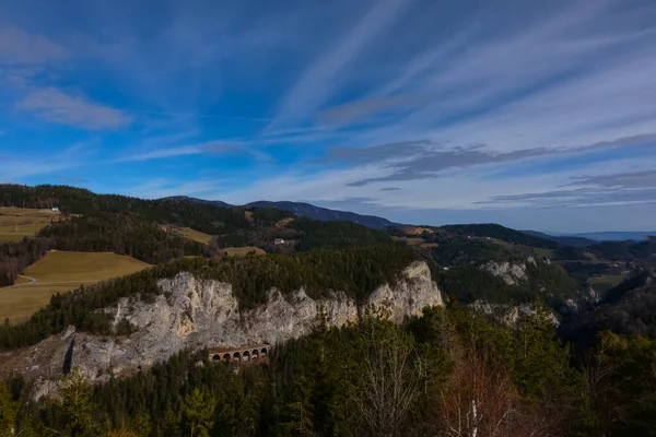 Hermosa Vista Las Montañas Rocas Del Bosque Viejo Puente Ferroviario —  Fotos de Stock