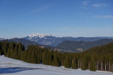 Güzel kış manzarası. Kar dağları, ağaçlar ve güzel hava.