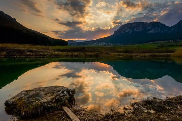 Lagoa Com Bela Reflexão Uma Paisagem Com Montanhas Durante Pôr — Fotografia de Stock