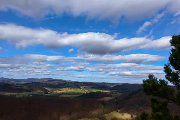 Schöne Weiße Wolken Blauen Himmel Und Weite Landschaft Frühling — Stockfoto