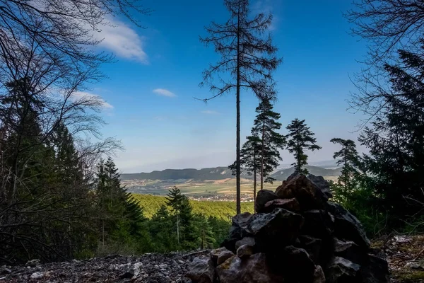Kamienne Wzgórze Drzewa Szerokim Widokiem Podczas Wędrówki Wiosnę — Zdjęcie stockowe