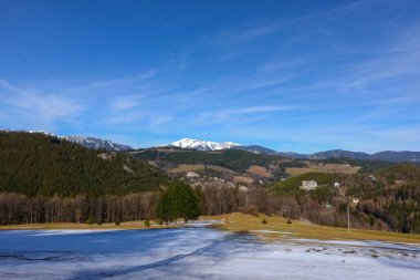 Karlı çayır ve baharda yürüyüş yaparken dağlı güzel bir manzara.