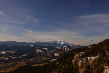 # Dağlara ve ormanlara geniş bir manzara # # Mavi gökyüzü baharda bir dağda #