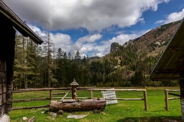 Cabaña Alpina Con Una Fuente Madera Las Montañas Mientras Senderismo —  Fotos de Stock