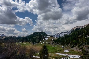 Yürüyüş yaparken bulutlu dağlarda güzel bir manzara.