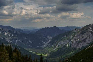 Avustralya 'da yürüyüş yaparken dağların arasında güzel bir vadi