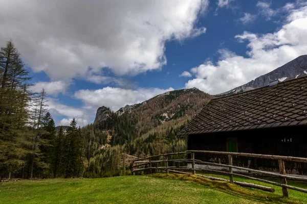 Casa Con Una Cerca Madera Las Montañas Mientras Que Senderismo —  Fotos de Stock