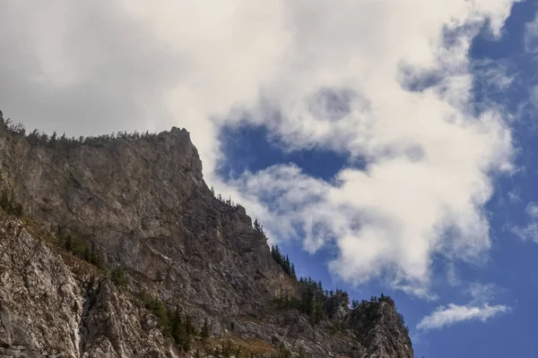 春の青空の山と白い雲 — ストック写真