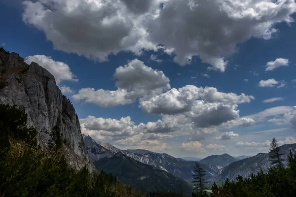 Krásné Bílé Mraky Modré Obloze Wiede Pohled Horách — Stock fotografie