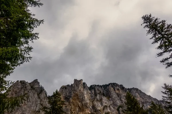 Montagnes Escarpées Arbres Avec Des Nuages Pluie Ciel Pendant Randonnée — Photo