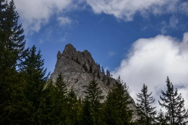 Scharfer Berg Mit Grünen Bäumen Und Wolken Blauen Himmel Beim — Stockfoto